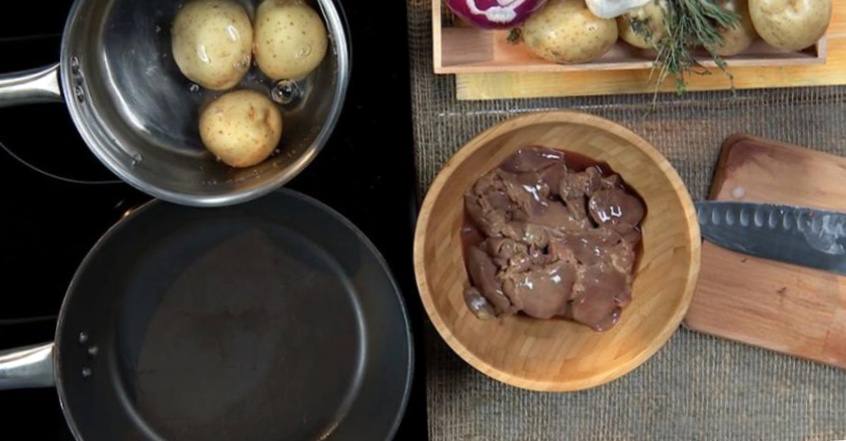 Рецепт Картофельный салат с куриной печёнкой и красным луком шаг-1