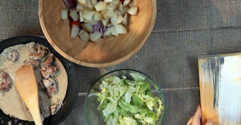 Рецепт Картофельный салат с куриной печёнкой и красным луком  шаг-2