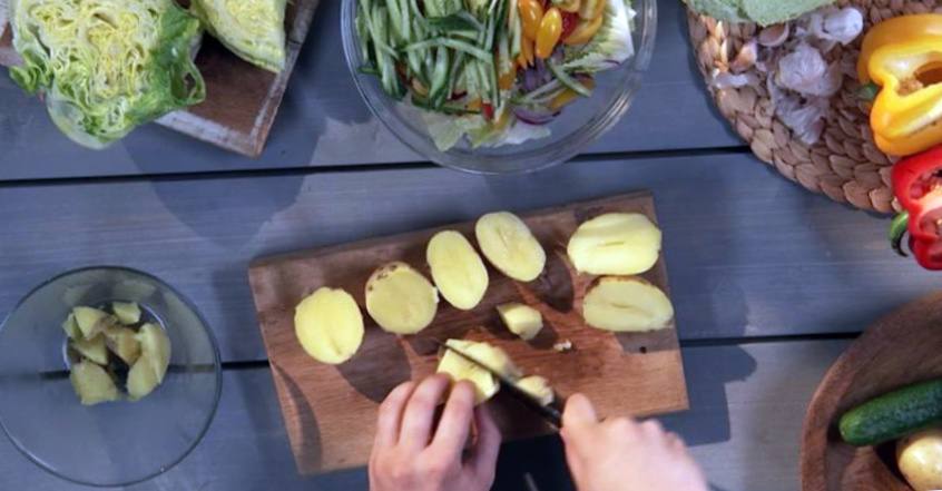 Рецепт Картофельный салат с луково-чесночной заправкой шаг-3
