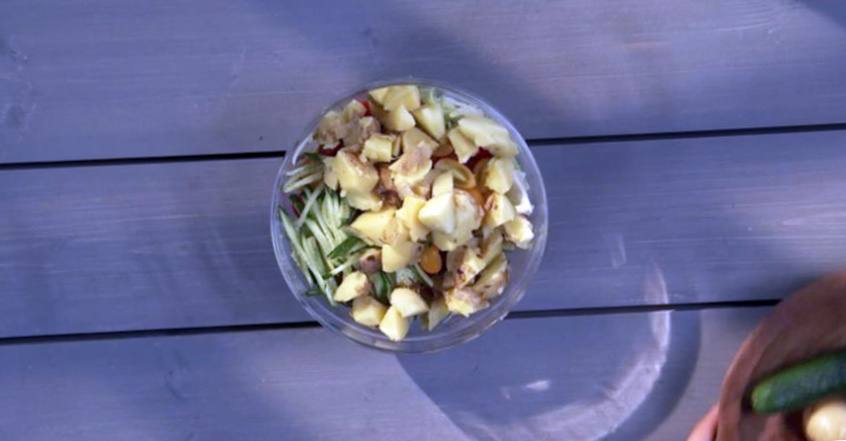 Рецепт Картофельный салат с луково-чесночной заправкой  шаг-4