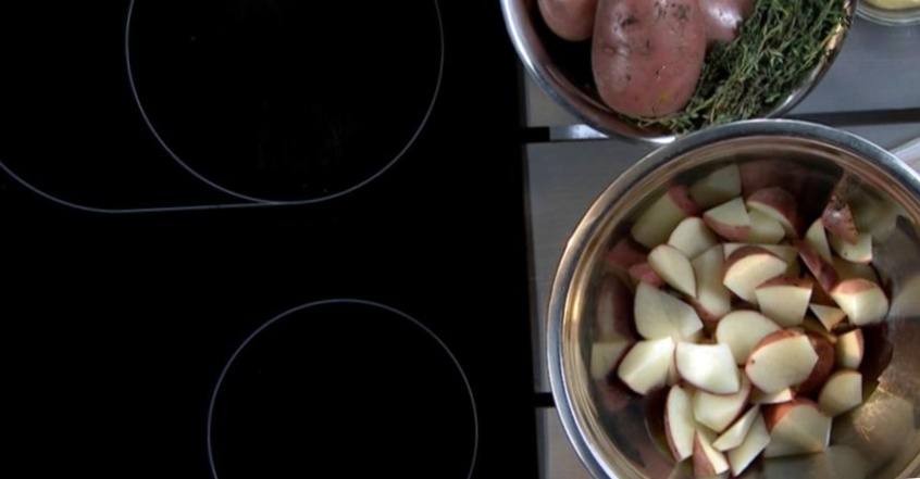 Рецепт Картофельный салат со сливой и желтковой заправкой шаг-1