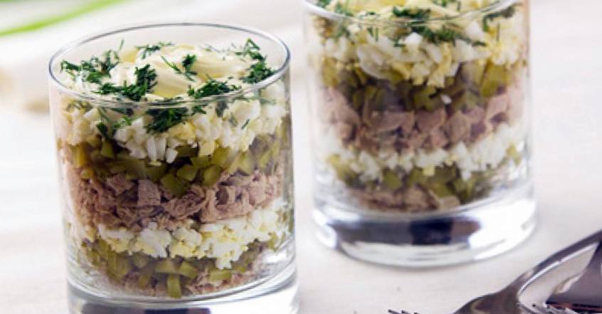 Рецепт Мясной слоеный салат с солеными огурцами и яйцом шаг-1