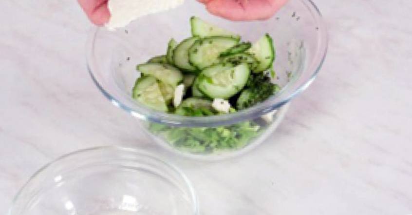 Рецепт Огуречный салат с адыгейским сыром шаг-1