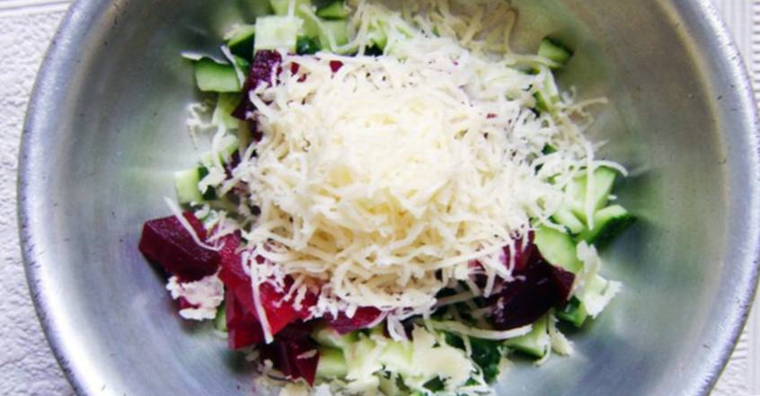 Рецепт Огуречный салат со свёклой и сыром  шаг-2