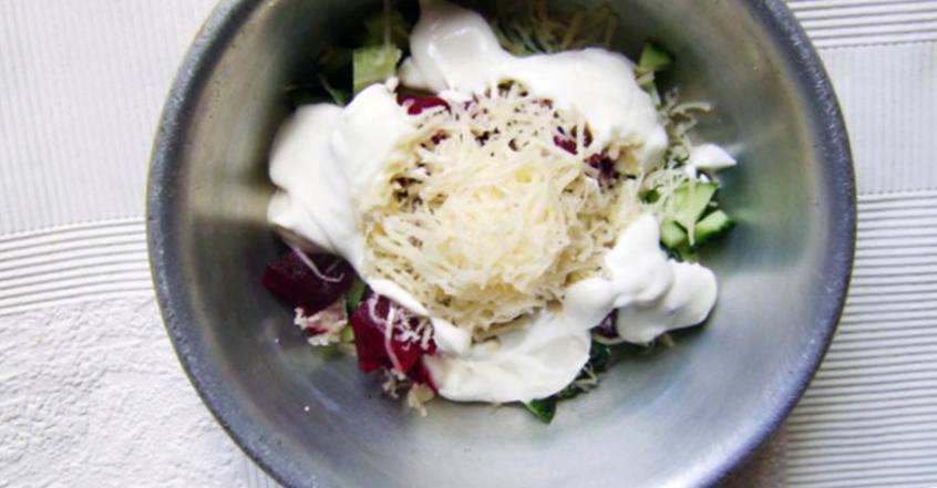 Рецепт Огуречный салат со свёклой и сыром шаг-3