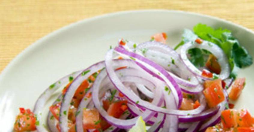 Рецепт Острый луковый салат шаг-1