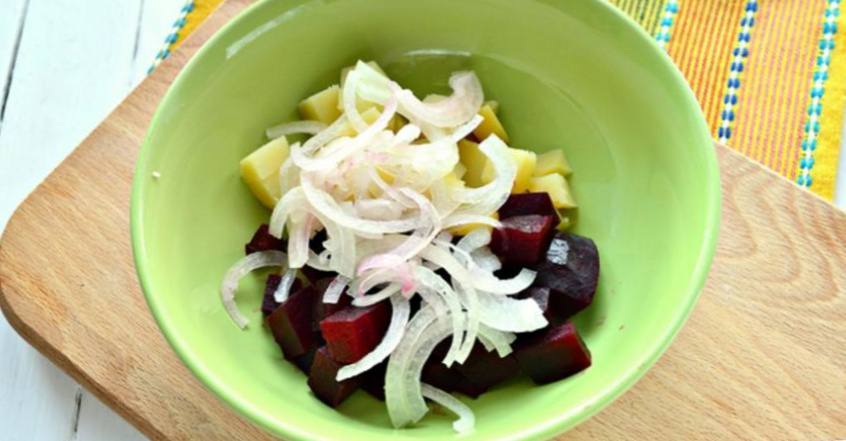 Рецепт Овощной салат с красной фасолью и сельдью  шаг-2