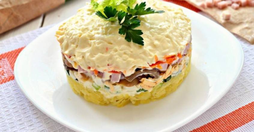 Рецепт Овощной слоёный салат с грибами и ветчиной шаг-3