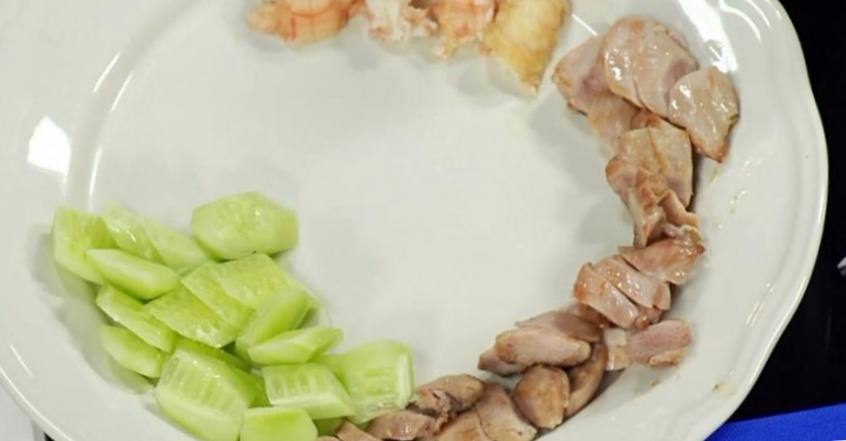 Рецепт Салат Оливье с перепелиным мясом, раковыми шейками и трюфелем шаг-5