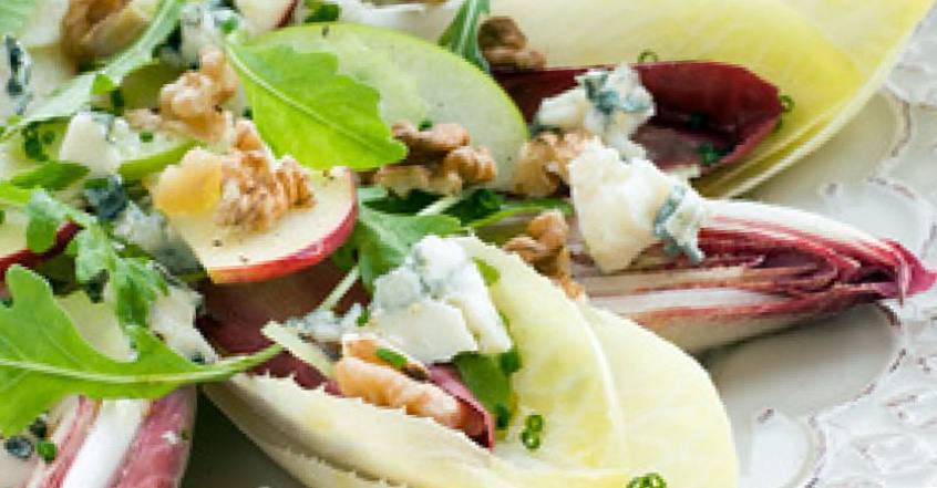Рецепт Салат из цикория, грецких орехов и яблока с сыром Рокфор шаг-1