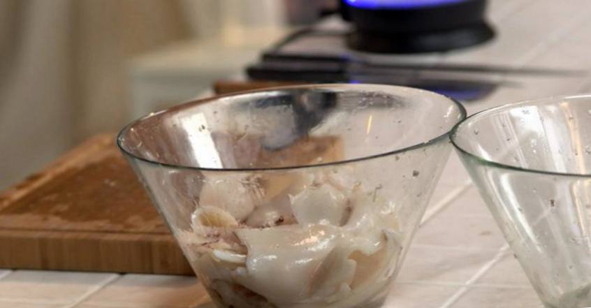 Рецепт Салат из кальмаров с розовым соусом  шаг-2
