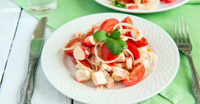 Рецепт Салат из крабовых палочек с помидорами и репчатым луком шаг-1