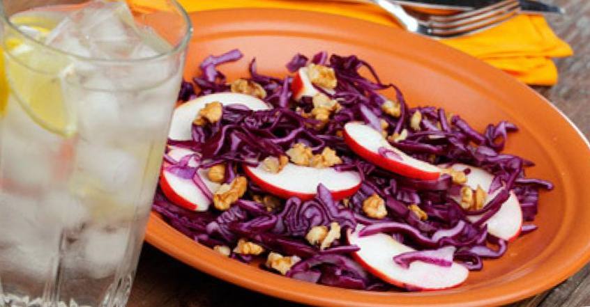 Рецепт Салат из красной капусты, яблок и грецких орехов шаг-1