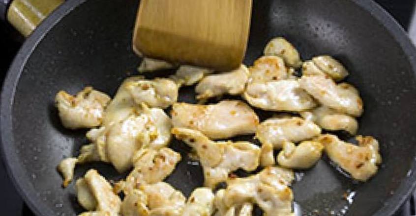 Рецепт Салат из курицы с крабовыми палочками шаг-1
