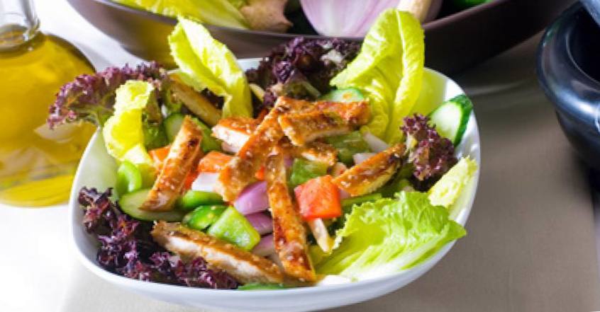 Рецепт Салат из курицы с кунжутом и овощами шаг-1