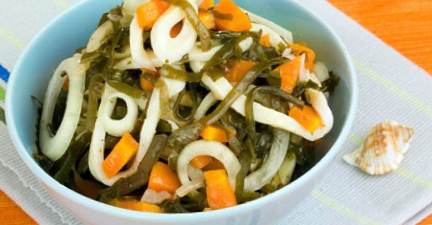 Рецепт Салат из морской капусты с кальмарами и морковью шаг-1