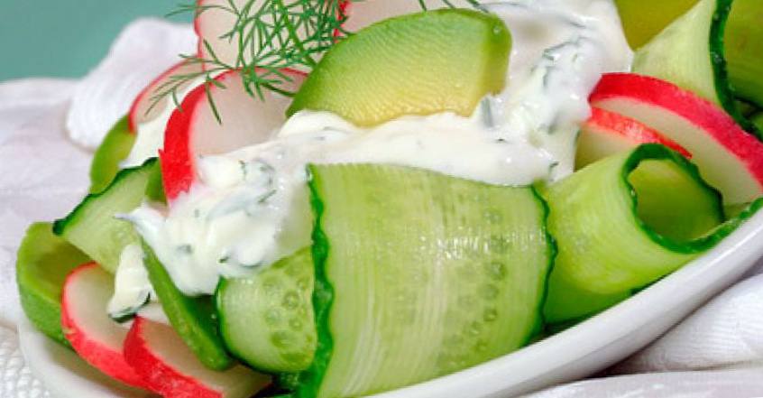 Рецепт Салат из огурцов, редиса и авокадо со сметанным соусом шаг-1