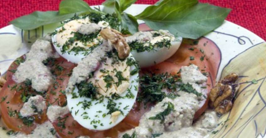 Рецепт Салат из помидоров и яиц с ореховым соусом шаг-3