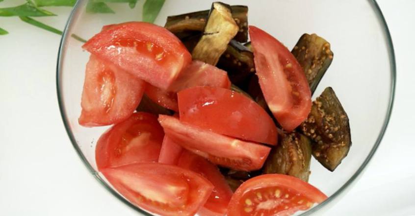Рецепт Салат из помидоров и жареных баклажанов  шаг-2
