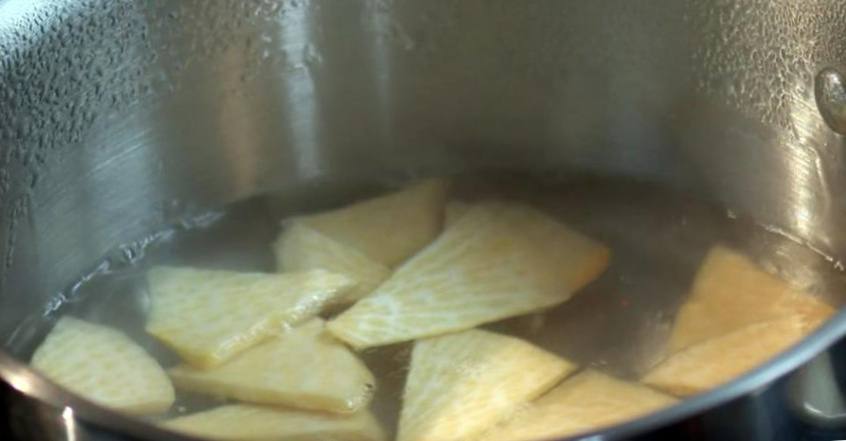 Рецепт Салат из репы с лимонными гренками шаг-1