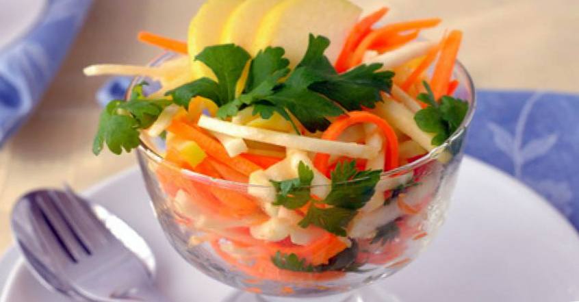 Рецепт Салат из сельдерея с морковью и яблоком шаг-1