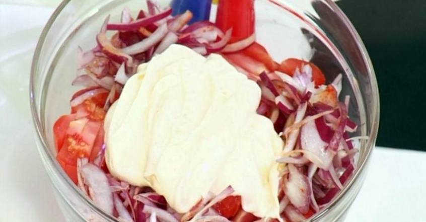 Рецепт Салат из томатов и красного лука  шаг-2