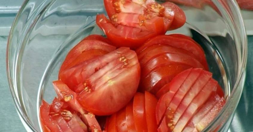 Рецепт Салат из томатов и красного лука шаг-1