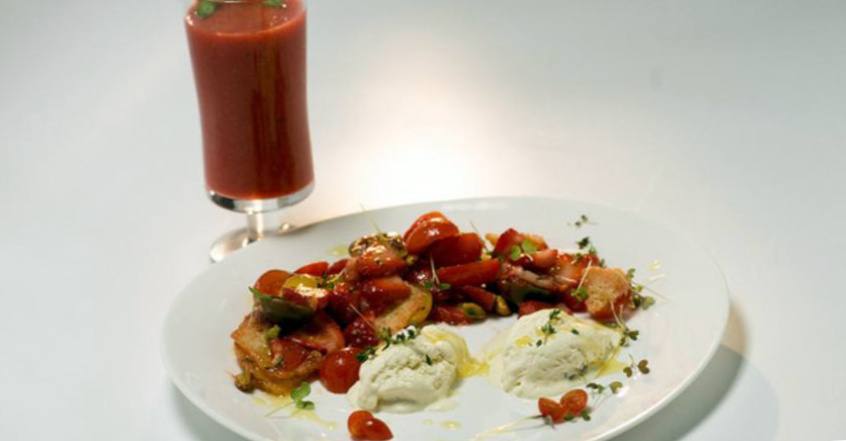 Рецепт Салат из томатов с клубникой и мороженым шаг-5