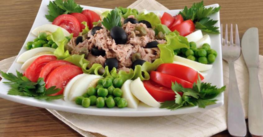 Рецепт Салат из тунца и овощей шаг-1