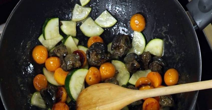 Рецепт Салат из виноградных улиток и тыквы, обжаренной в кунжутном масле шаг-7