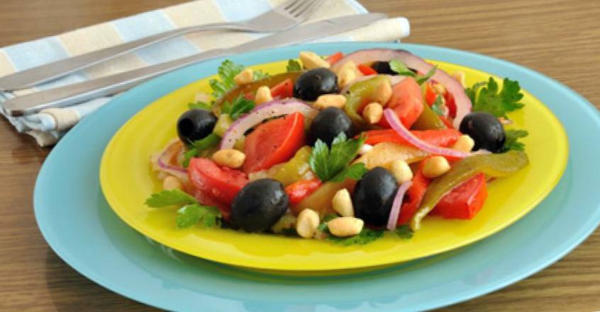 Рецепт Салат из жареного перца с томатами, арахисом и оливками шаг-1