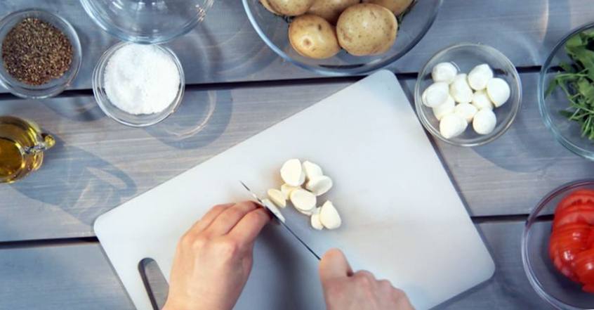 Рецепт Салат с хрустящим картофелем и моцареллой шаг-1