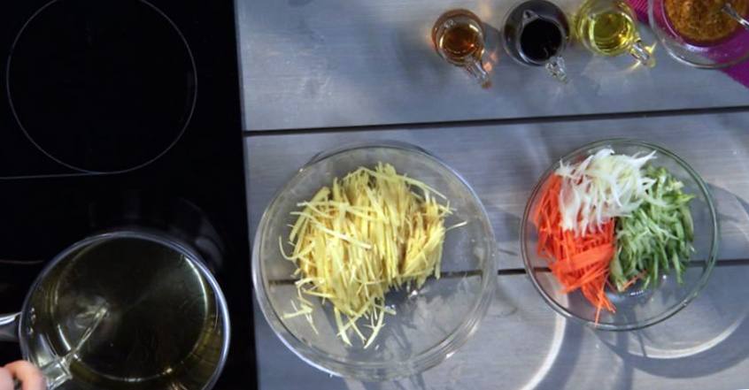 Рецепт Салат с картофельной соломкой  шаг-4