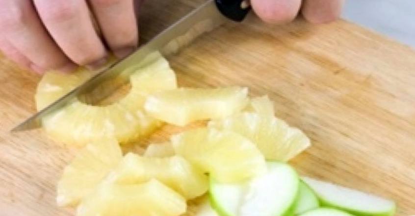 Рецепт Салат с креветками, яблоком и ананасом шаг-1