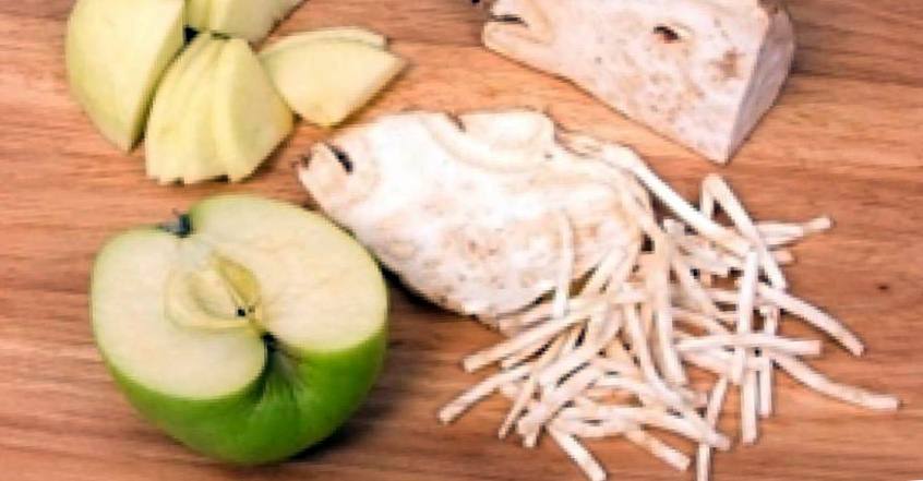 Рецепт Салат с креветками, яблоком и сельдереем шаг-1