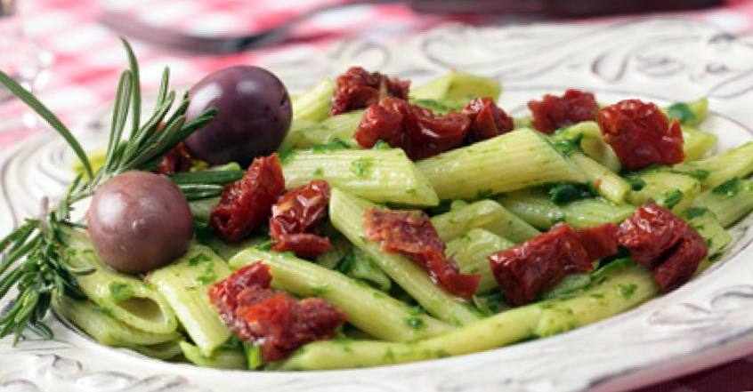 Рецепт Салат с макаронами, соусом песто и оливками шаг-1