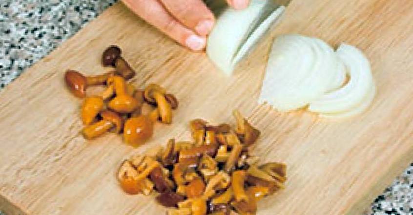 Рецепт Салат с маринованными грибами по-украински шаг-1