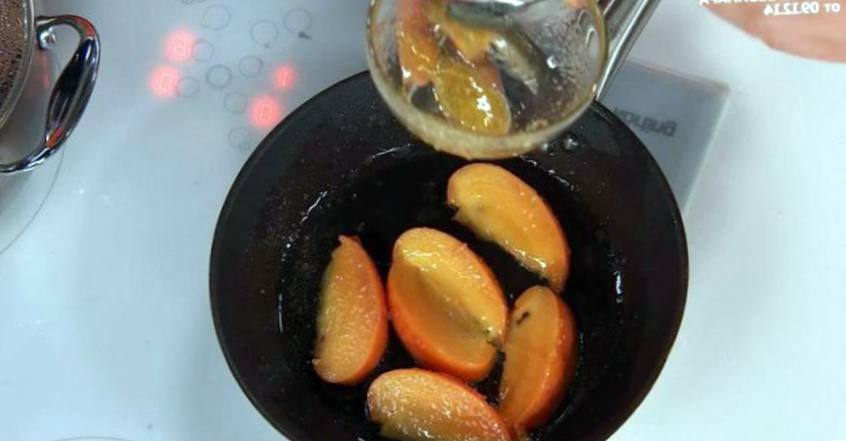 Рецепт Салат с маринованными мандаринами, жареной хурмой и вареньем из каштанов  шаг-2