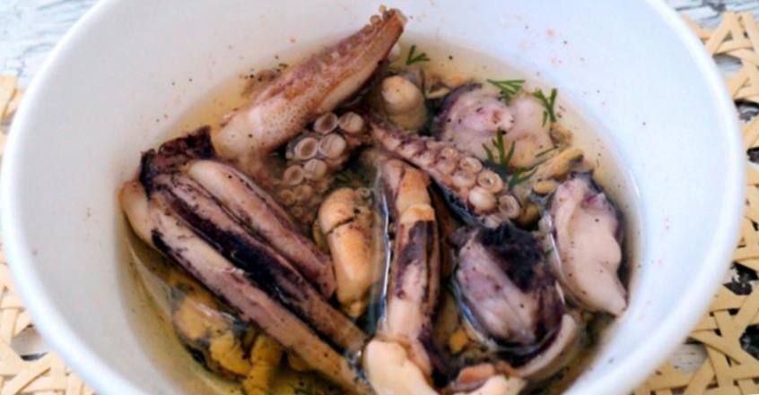 Рецепт Салат с маринованными морепродуктами шаг-1