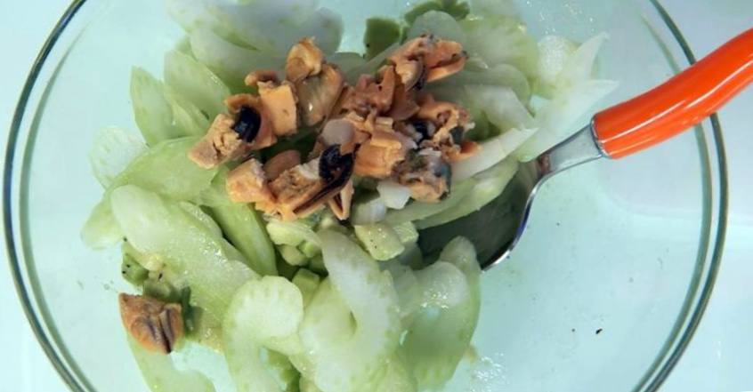 Рецепт Салат с мидиями и авокадо  шаг-2