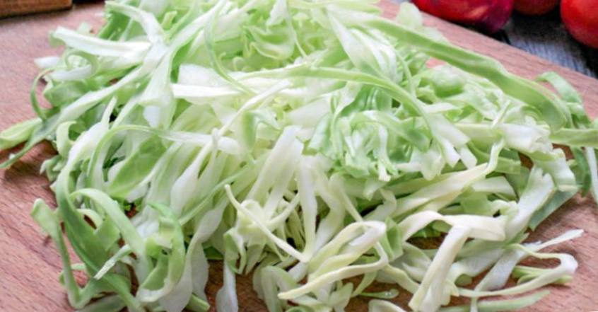 Рецепт Салат с молодой капустой, овощами и сухофруктами  шаг-2