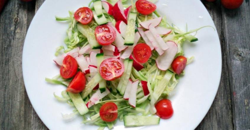 Рецепт Салат с молодой капустой, овощами и сухофруктами шаг-3