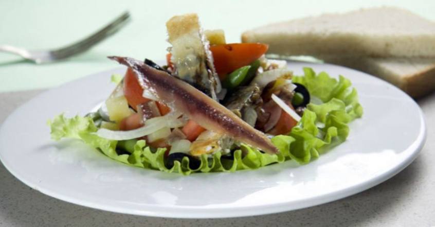 Рецепт Салат с рыбой и овощами шаг-1