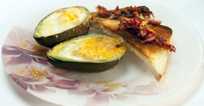 Рецепт Салат с шашлычками из индейки, яйцо в авокадо и клубничный дайкири шаг-8