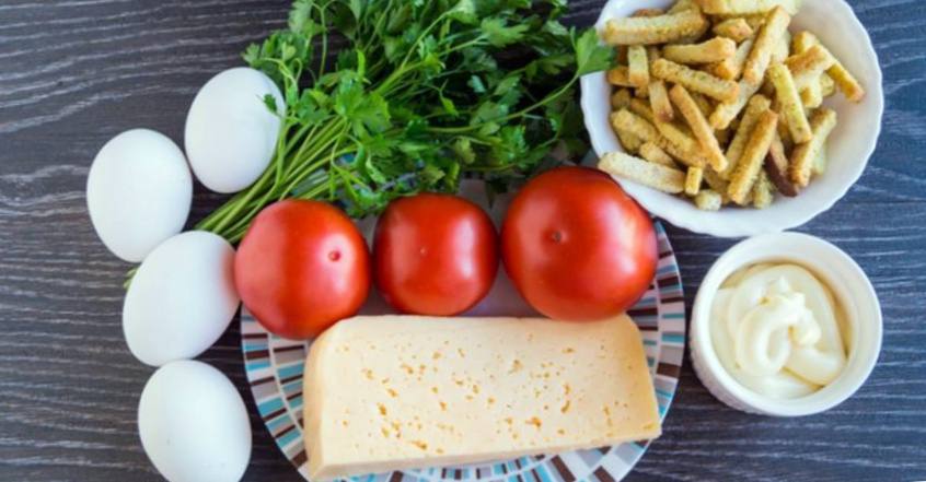 Рецепт Салат с твёрдым сыром, помидорами и сухариками шаг-1