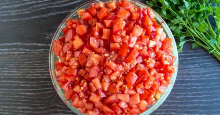 Рецепт Салат с твёрдым сыром, помидорами и сухариками  шаг-4