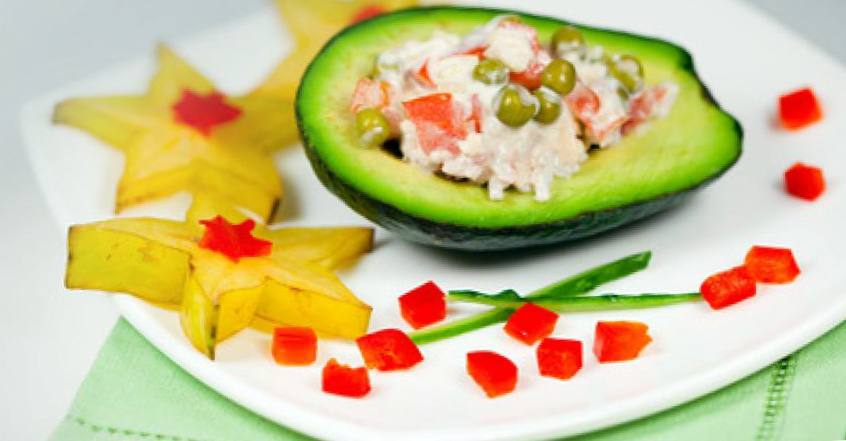 Рецепт Салат в авокадо и карамбола шаг-1