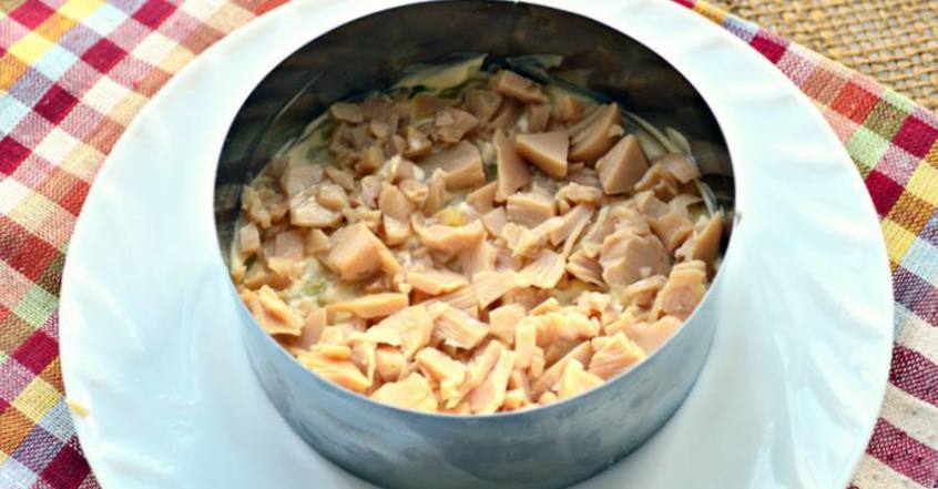 Рецепт Слоёный салат с кальмарами и картофелем  шаг-2