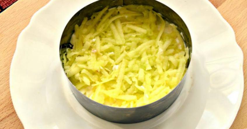 Рецепт Слоёный салат с крабовыми палочками и яблоком шаг-3