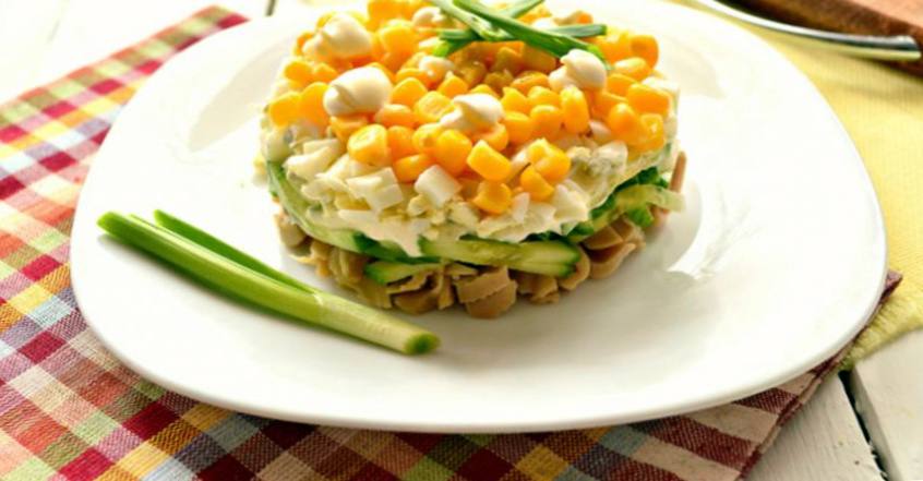 Рецепт Слоёный салат с маринованными кальмарами и огурцом шаг-5